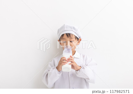 牛乳を飲む男の子 boy drinking milk 牛乳を飲む男の子 boy drinking milk 117982571