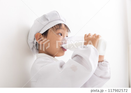 牛乳を飲む男の子　boy drinking milk 117982572