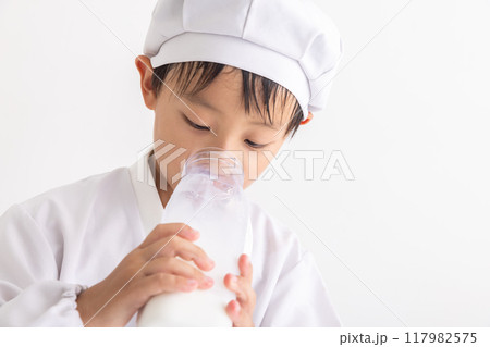牛乳を飲む男の子 boy drinking milk 牛乳を飲む男の子 boy drinking milk 117982575