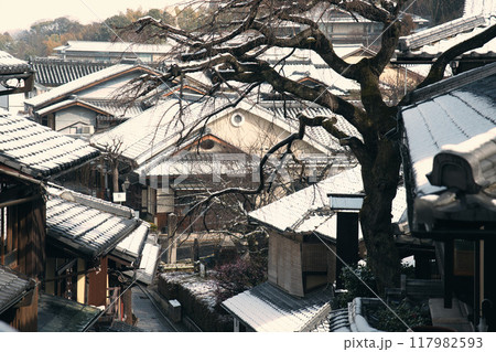 雪の日の三年坂 117982593