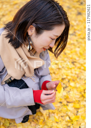 紅葉狩りを楽しむ若い女性 117982621
