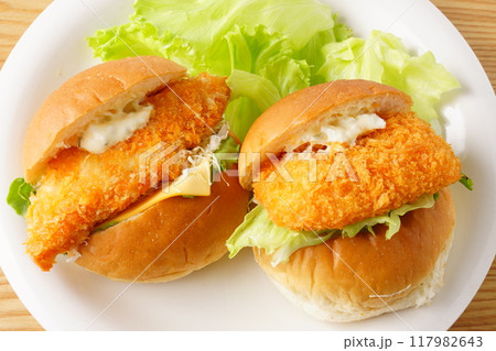 フィッシュバーガーと海老カツバーガー 117982643