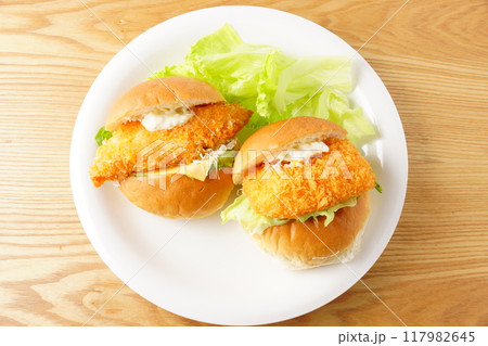 フィッシュバーガーと海老カツバーガー 117982645