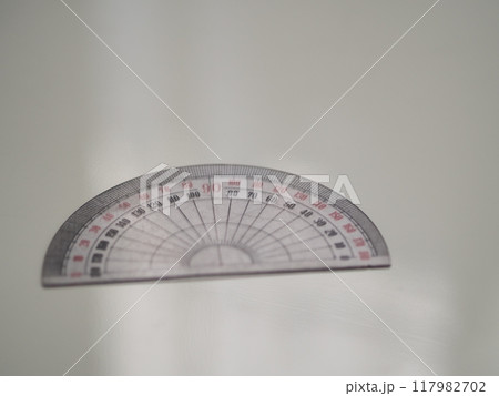 一枚の分度器（白背景・余白あり） 117982702
