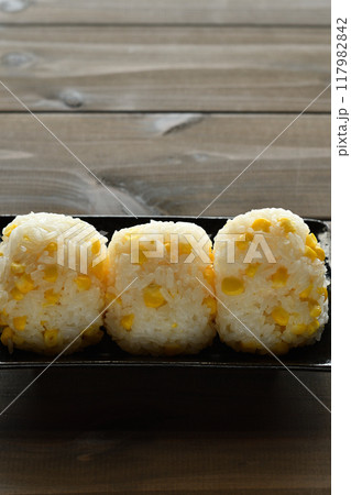 とうもろこしご飯のおにぎり 117982842