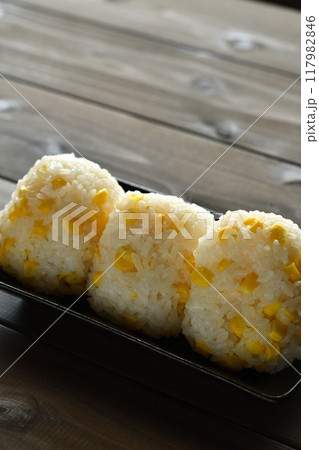 とうもろこしご飯のおにぎり とうもろこしご飯のおにぎり 117982846