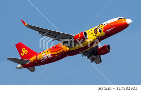 春秋航空中国エアバスA320離陸上昇 117982923