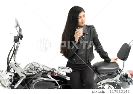 バイクの上に座ってコーヒーカップを持って一服してるバイク女子 117983142