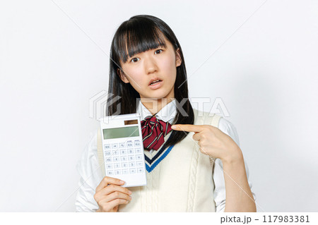電卓を持つ女子高生 電卓を持つ女子高生 117983381