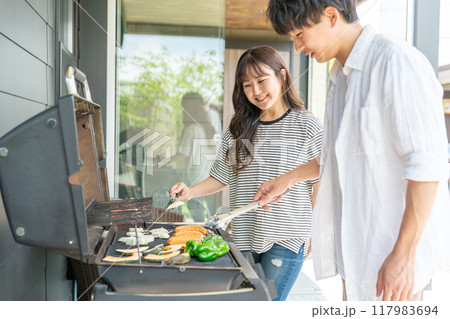 バーベキュー・キャンプ・BBQ・焼き肉・グランピングをする男女（ホームパーティー・ベランピング）） 117983694