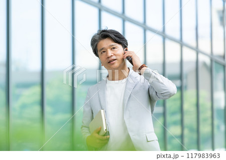 移動しながら電話するクリエーター 移動しながら電話するクリエーター 117983963