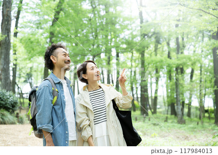 新緑や緑の綺麗な春夏に旅行をする夫婦 避暑地などのイメージ 新緑や緑の綺麗な春夏に旅行をする夫婦 避暑地などのイメージ 117984013