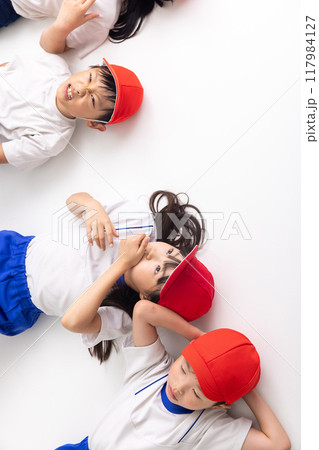 体操服で寝転がる小学生 physical education 体操服で寝転がる小学生 physical education 117984127