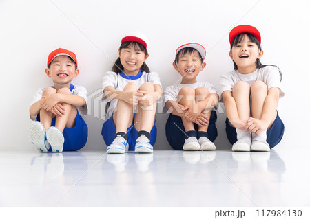 体育座りする小学生 physical education 体育座りする小学生 physical education 117984130