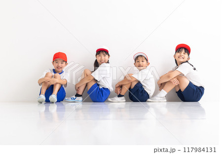 体育座りする小学生 physical education 体育座りする小学生 physical education 117984131