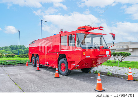 航空事故に備え空港に配備されている空港用化学消防車 117984701