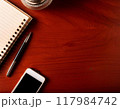 デスクに置かれたスマホとノートとペン 117984742