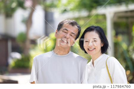寄り添う笑顔の夫婦 寄り添う笑顔の夫婦 117984760