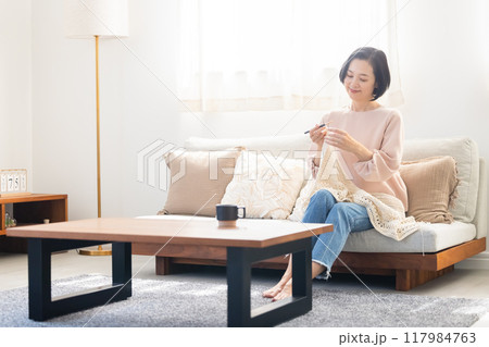 リビングで編み物をする女性 117984763