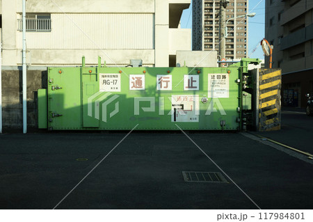 埋立地にある防水扉、災害対策の防水ゲート、洪水の際に役立つ巨大な鉄の扉 埋立地にある防水扉、災害対策の防水ゲート、洪水の際に役立つ巨大な鉄の扉 117984801