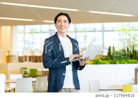 オフィスで働くミドルのビジネスマン　撮影協力：学校法人電波学園　東京電子専門学校 117984818