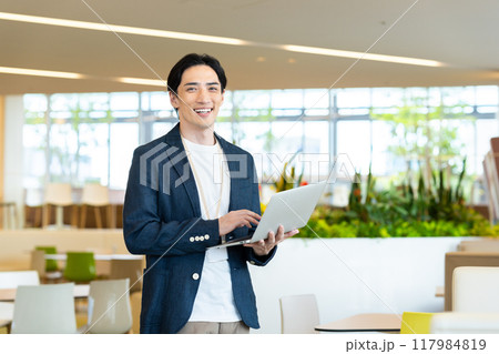 オフィスで働くミドルのビジネスマン　撮影協力：学校法人電波学園　東京電子専門学校 117984819