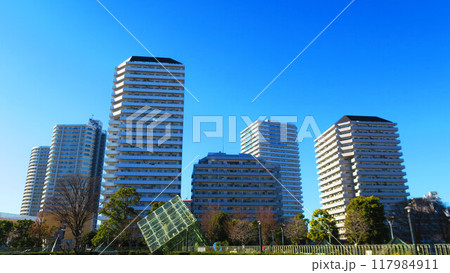 埼玉県川口市の川口駅西口方面のビル群と青空の風景 117984911