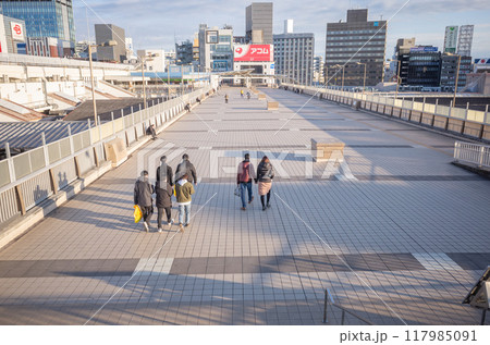【日本】東京都上野の線路の上を往来する屋外の歩行者通路 【日本】東京都上野の線路の上を往来する屋外の歩行者通路 117985091
