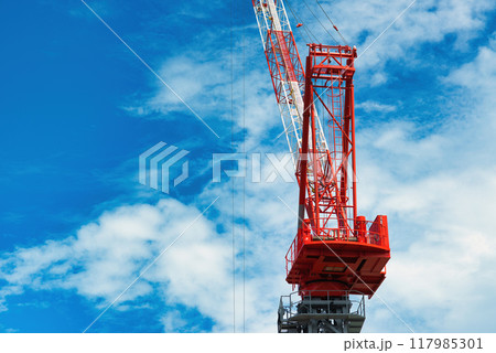 青空に映える高層ビルを建設中のタワークレーンの風景 117985301