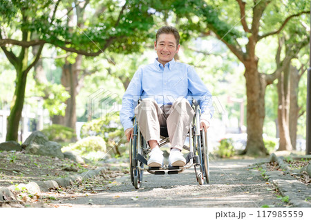 車椅子を自走するシニア男性 全身 車椅子を自走するシニア男性 全身 117985559