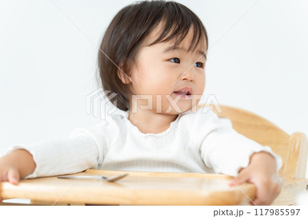 女児　ぐずる  117985597