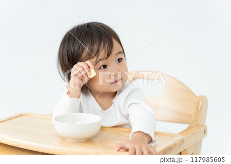 おやつを食べる女の子 おやつを食べる女の子 117985605