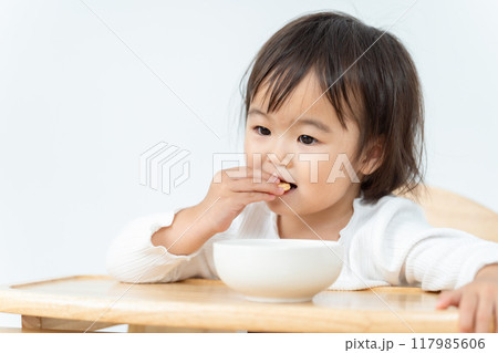 おやつを食べる女の子 おやつを食べる女の子 117985606