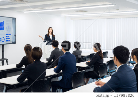 研修を受ける男女のビジネスマン 117985826