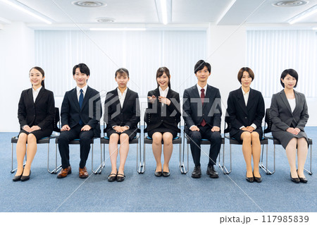 就職活動で面接を受ける男女のビジネスマン 就職活動で面接を受ける男女のビジネスマン 117985839