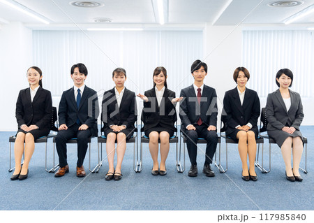 就職活動で面接を受ける男女のビジネスマン 117985840