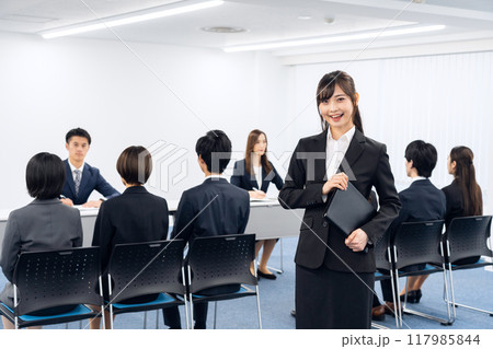 就職活動で面接を受ける男女のビジネスマン 117985844