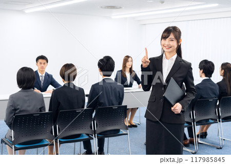 就職活動で面接を受ける男女のビジネスマン 117985845