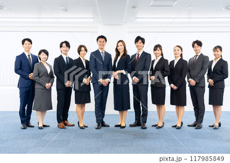 男女のビジネスマン達 117985849