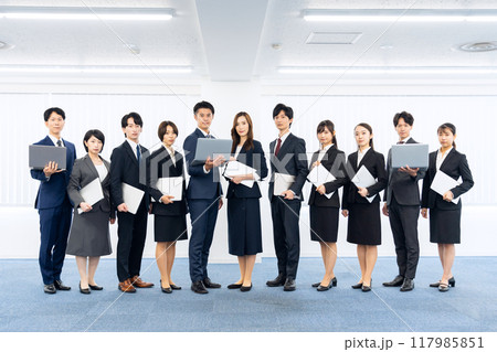 男女のビジネスマン達 117985851