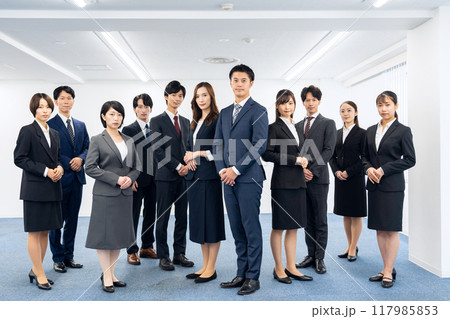 男女のビジネスマン達 117985853