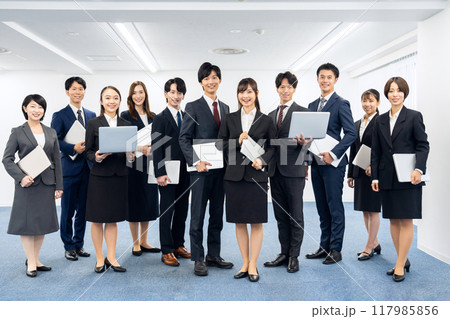 男女のビジネスマン達 117985856