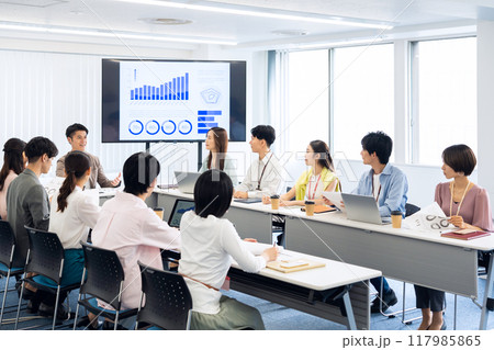 会議をする男女のエンジニア 117985865