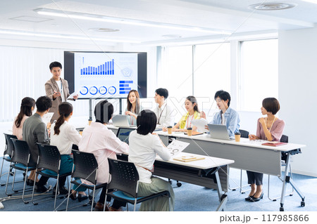 会議をする男女のエンジニア 117985866