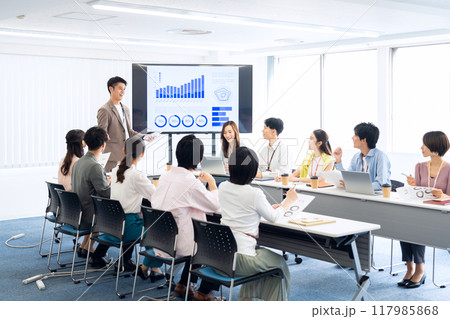 会議をする男女のエンジニア 会議をする男女のエンジニア 117985868