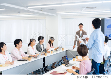 会議をする男女のエンジニア 117985869