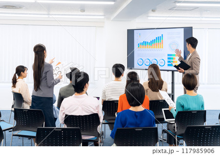 セミナーを受ける若い男女 117985906