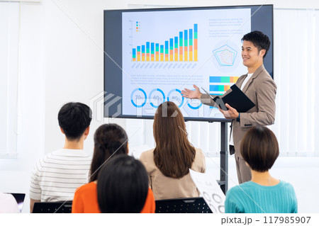 セミナーを受ける若い男女 セミナーを受ける若い男女 117985907