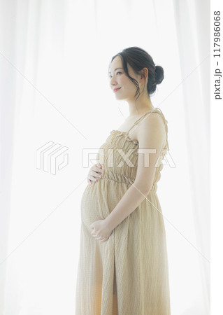 窓際に立つ妊婦さん 117986068