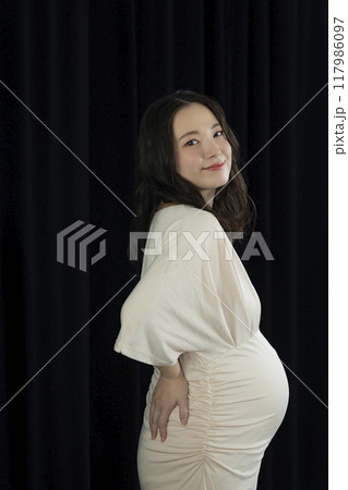 マタニティフォト黒バック 117986097